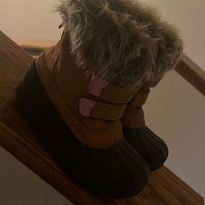 Gently used girls 13 see snow boots